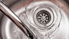 Upchatá kanalizácia bude zriedkavosťou – vyskúšajte toto jednoduché domáce riešenie.