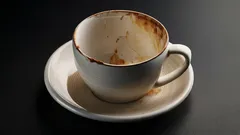 Lacno a účinne: čo naliať do hrnčeka, aby ste jediným ťahom odstránili zaschnutý kávový povlak?