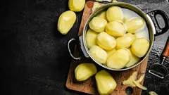 Zemiaky nevarte v obyčajnej vode: pridajte toto korenie – a budú neuveriteľne chutné