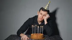 Prečo niektorí ľudia uprednostňujú oslavovať narodeniny úplne osamote z psychologického hľadiska