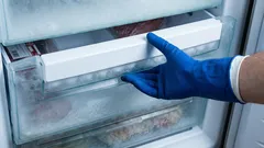 Ako bezpečne odstrániť námrazu a nepríjemné pachy z mrazničky
