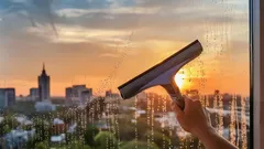 Ako umývať okná bez šmúh: 4 osvedčené spôsoby, ako dosiahnuť dokonalú čistotu.