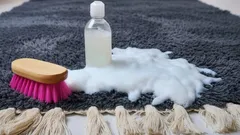 Fľaky z koberca sa dajú ľahko odstrániť: vyskúšajte si tento účinný roztok pripraviť sami